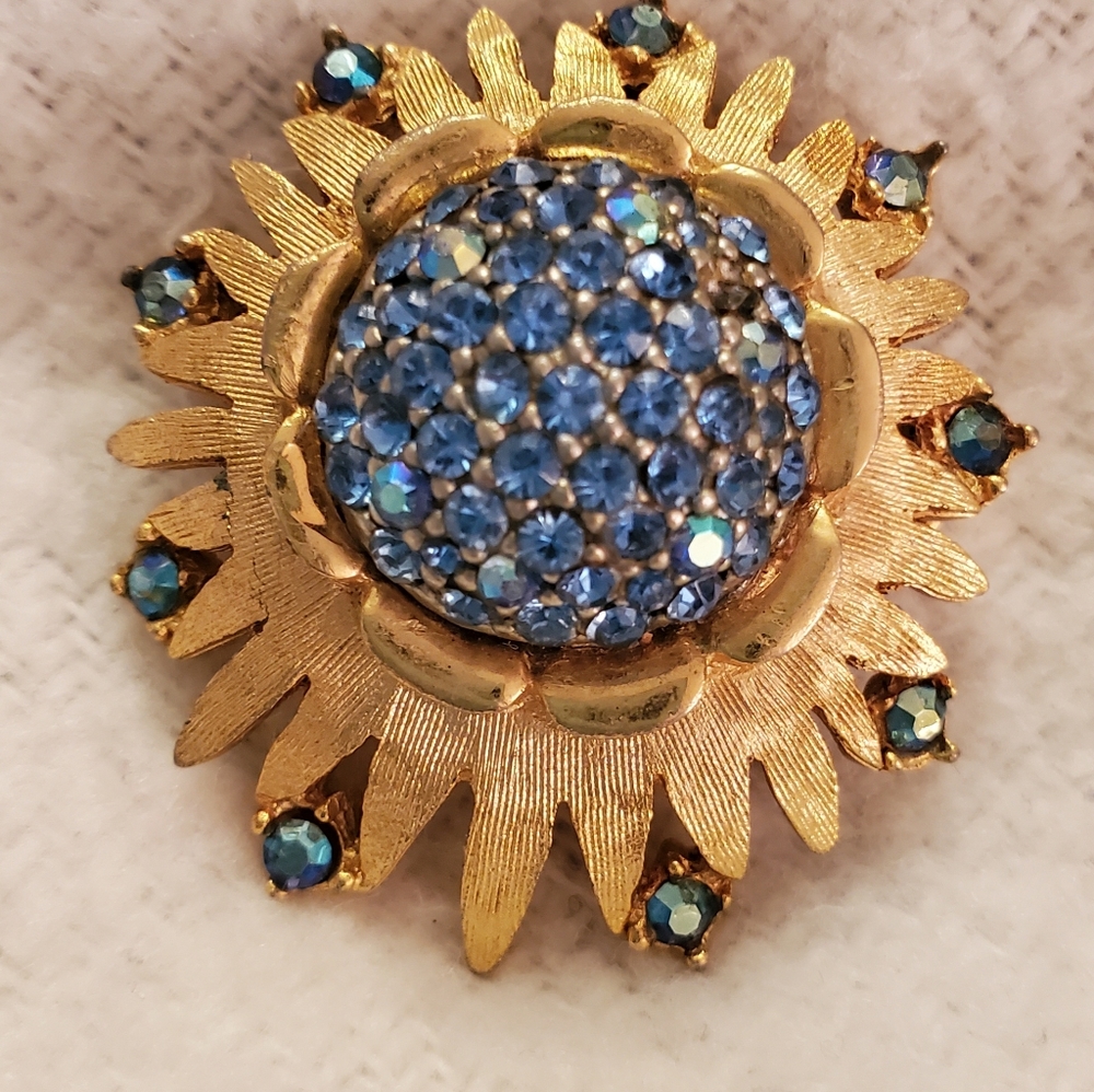 Vintage BSK Gold Tone blue Rhinestone starburst Sunflower pin brooch pendant